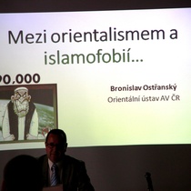 Mezi orientalismem a islamofobií, Caé Kampus
